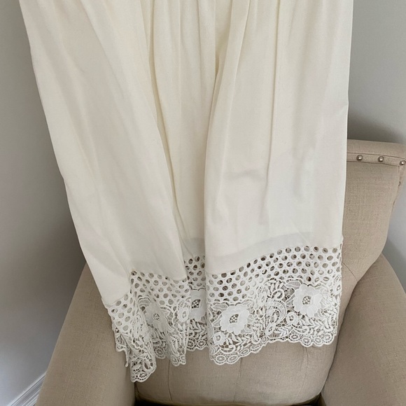 White dress with lace finish - Picture 8 of 8